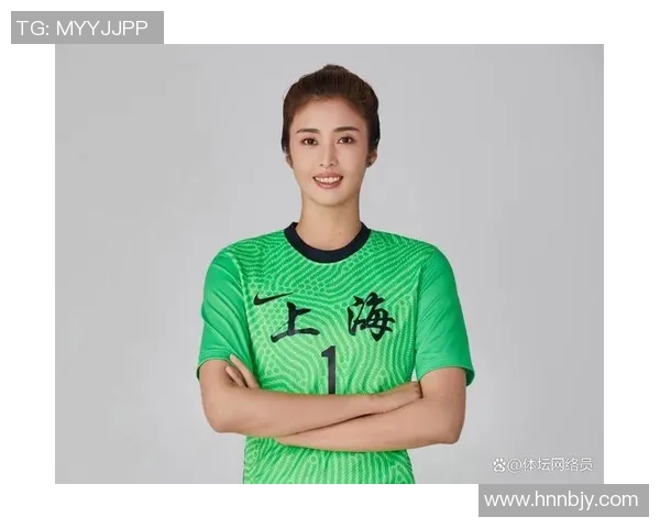 穿白衣的足球球星在赛场上英姿飒爽展现无与伦比的技术与风采 穿白衣的足球球星在赛场上英姿飒爽展现无与伦比的技术与风采